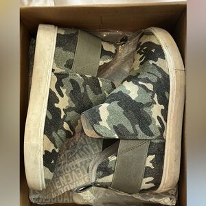 Steve Madden canvas camo shoes